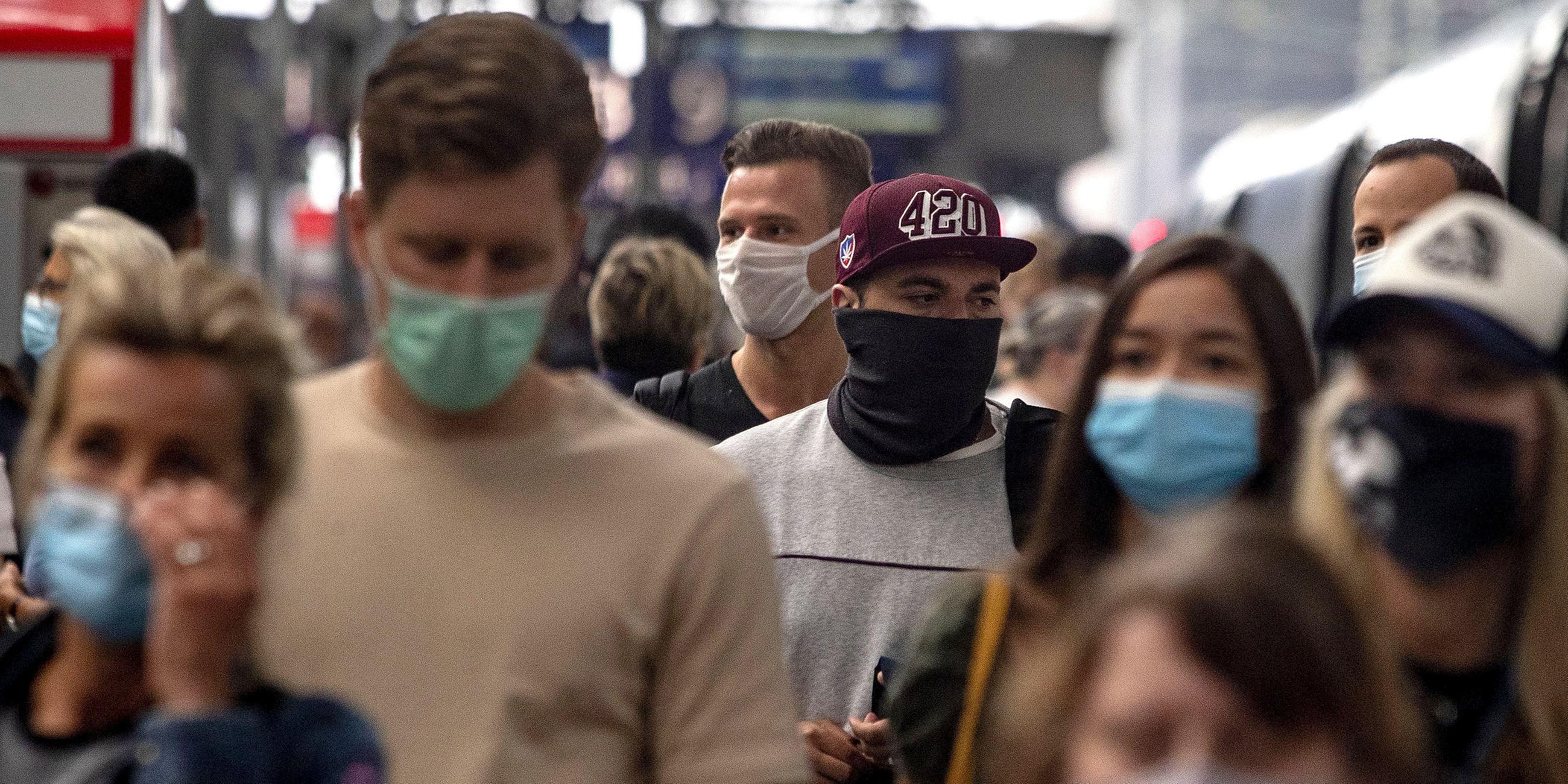 Menschen mit Masken am 14.08.2020 am Frankfurter Hauptbahnhof