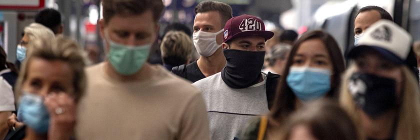 Menschen mit Masken am 14.08.2020 am Frankfurter Hauptbahnhof