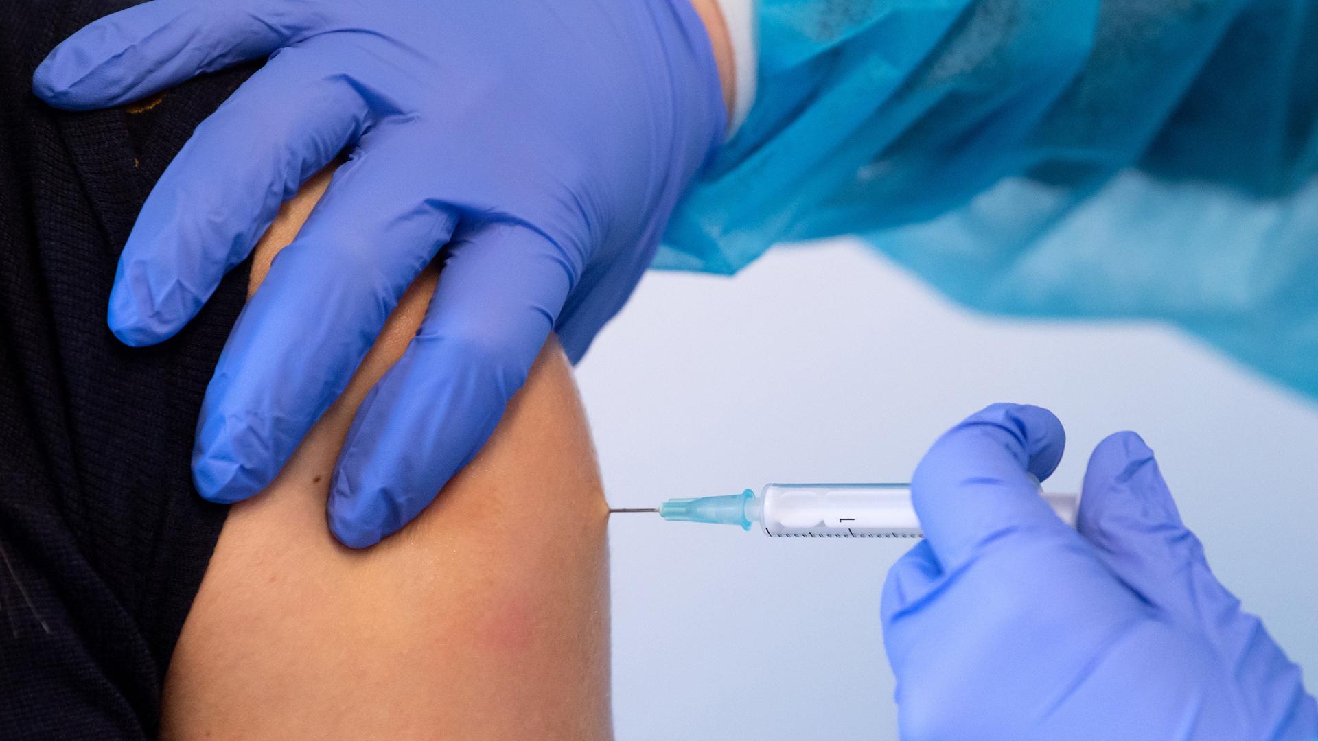 Eine Frau wird mit einem Corona-Impfstoff geimpft, aufgenommen am 02.03.2021 in München