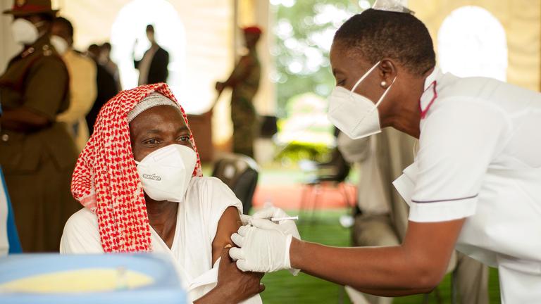 Eine Frau in Malawi wird geimpft