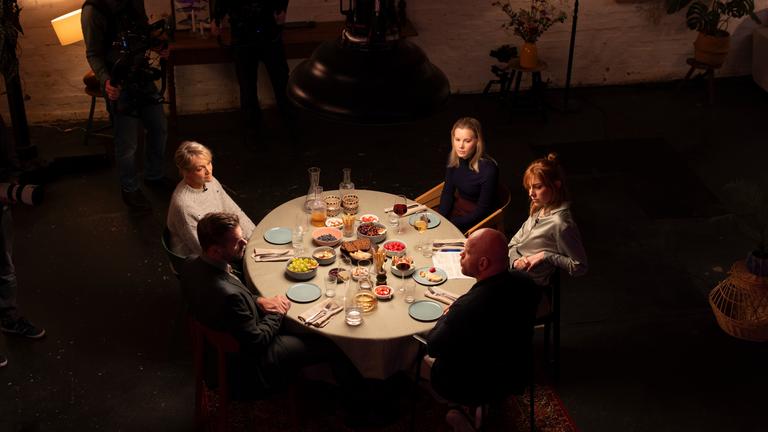 Prominente sitzen an einem Tisch: Schauspielerin Eva Herzig, Kabarettist Florian Schroeder, Journalistin Julia Ruhs, Intensivpfleger Ricardo Lange, Moderatorin Eva Schulz