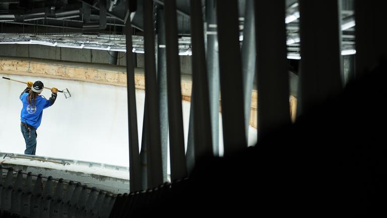 Ein Mann arbeitet auf der Bahn in Cortina d'Ampezzo