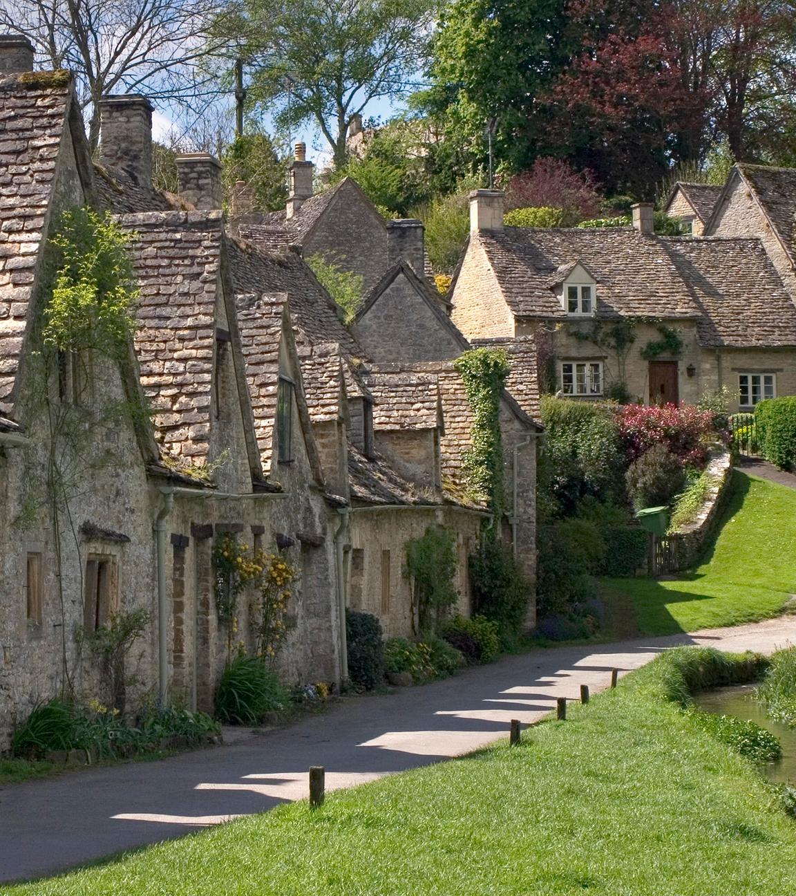 Ehemalige Weberhäuser in der Nähe des Flusses Coln in Cotswolds, Gloucestershire, England am 27.05.2020.