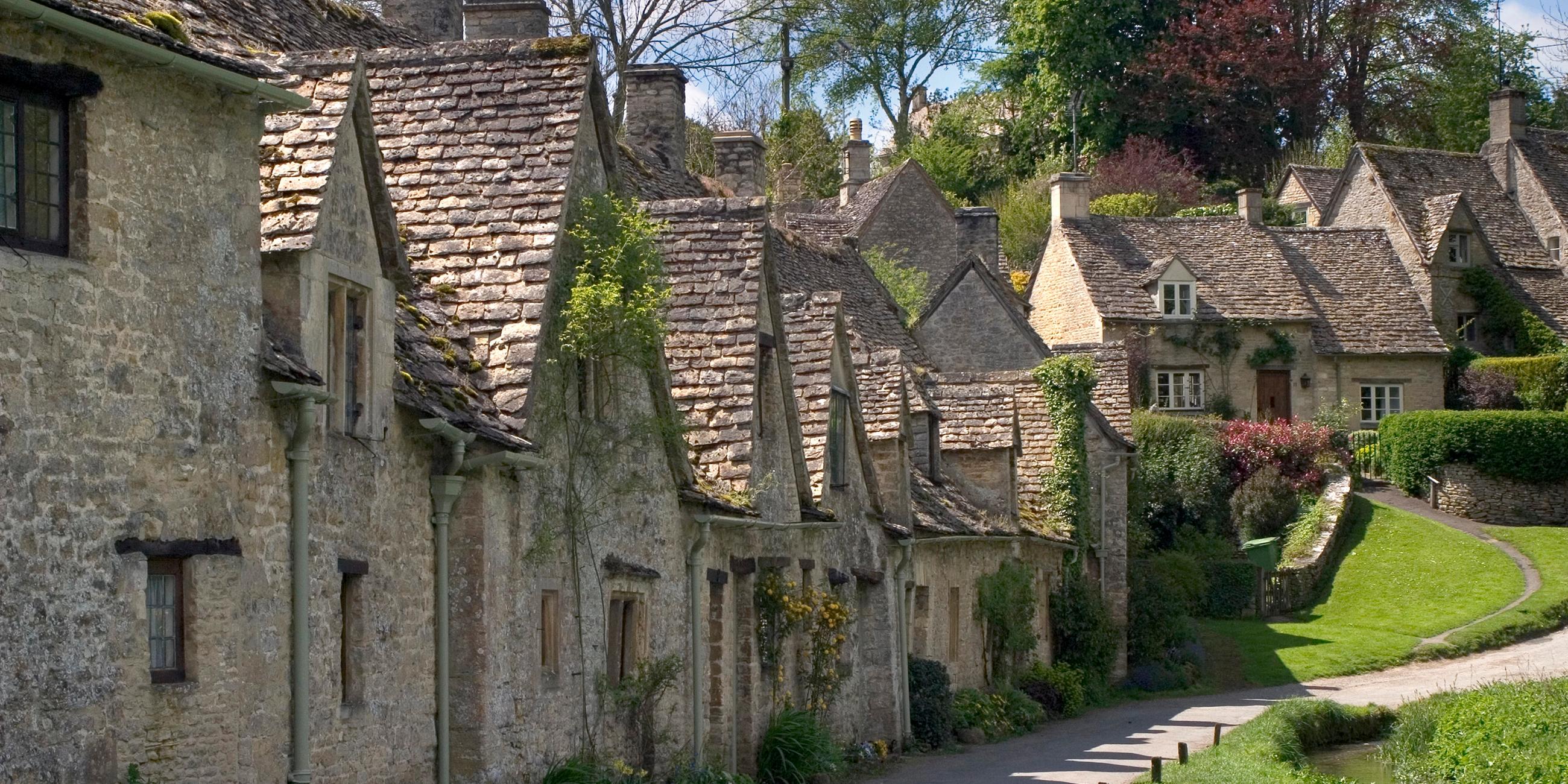 Ehemalige Weberhäuser in der Nähe des Flusses Coln in Cotswolds, Gloucestershire, England am 27.05.2020.