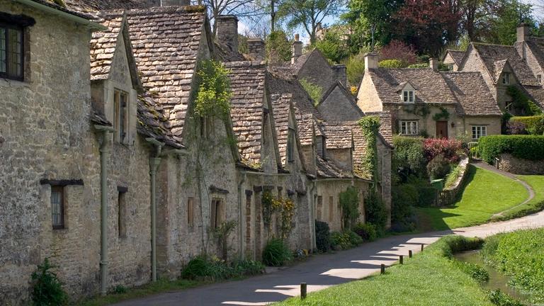 Ehemalige Weberhäuser in der Nähe des Flusses Coln in Cotswolds, Gloucestershire, England am 27.05.2020.