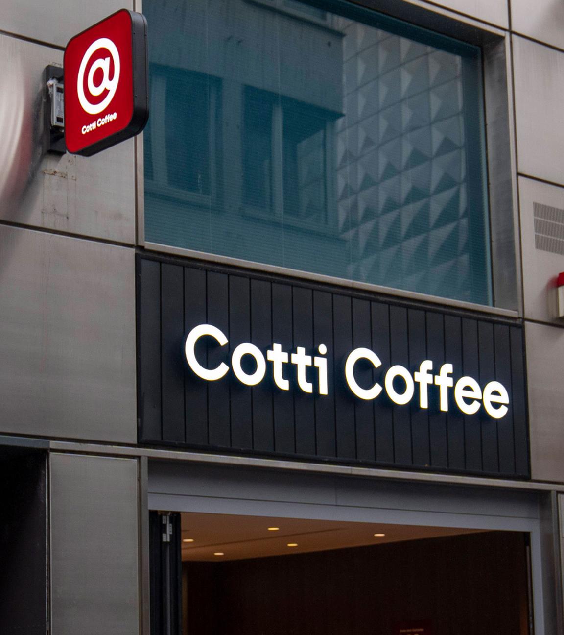 Logo der chinesischen Kaffeehauskette an einem Geschäft in der Innenstadt von Köln. (Archiv)