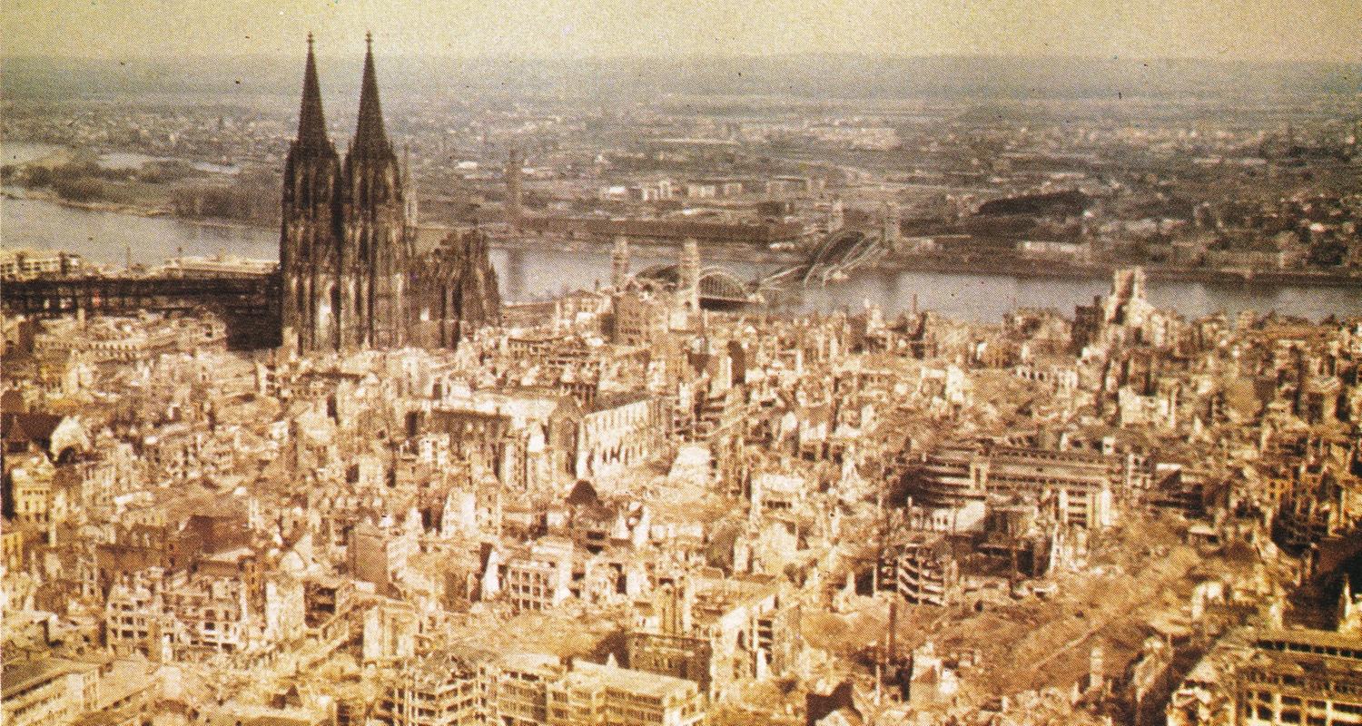 Bild der zertrümmerten Stadt Köln von oben.