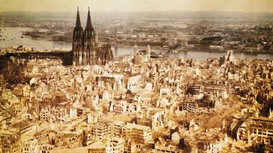 Bild der zertrümmerten Stadt Köln von oben.