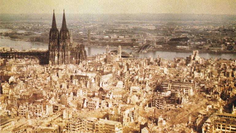 Bild der zertrümmerten Stadt Köln von oben.