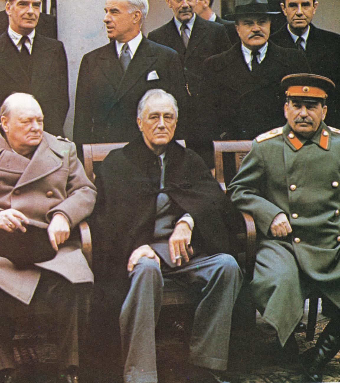 "Countdown zum Kriegsende: Durchbruch im Osten": Winston Churchill, Franklin D. Roosevelt und Josef Stalin sitzen auf Stühlen nebeneinander. Im Hintergrund stehen weitere Herren im Anzug.