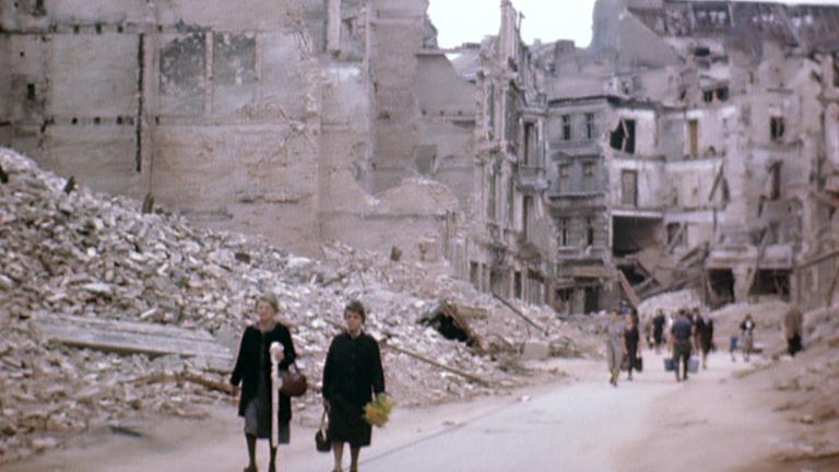 Countdown zum Untergang: Das lange Ende des Zweiten Weltkrieges - September 1944: Menschen laufen durch Trümmer.