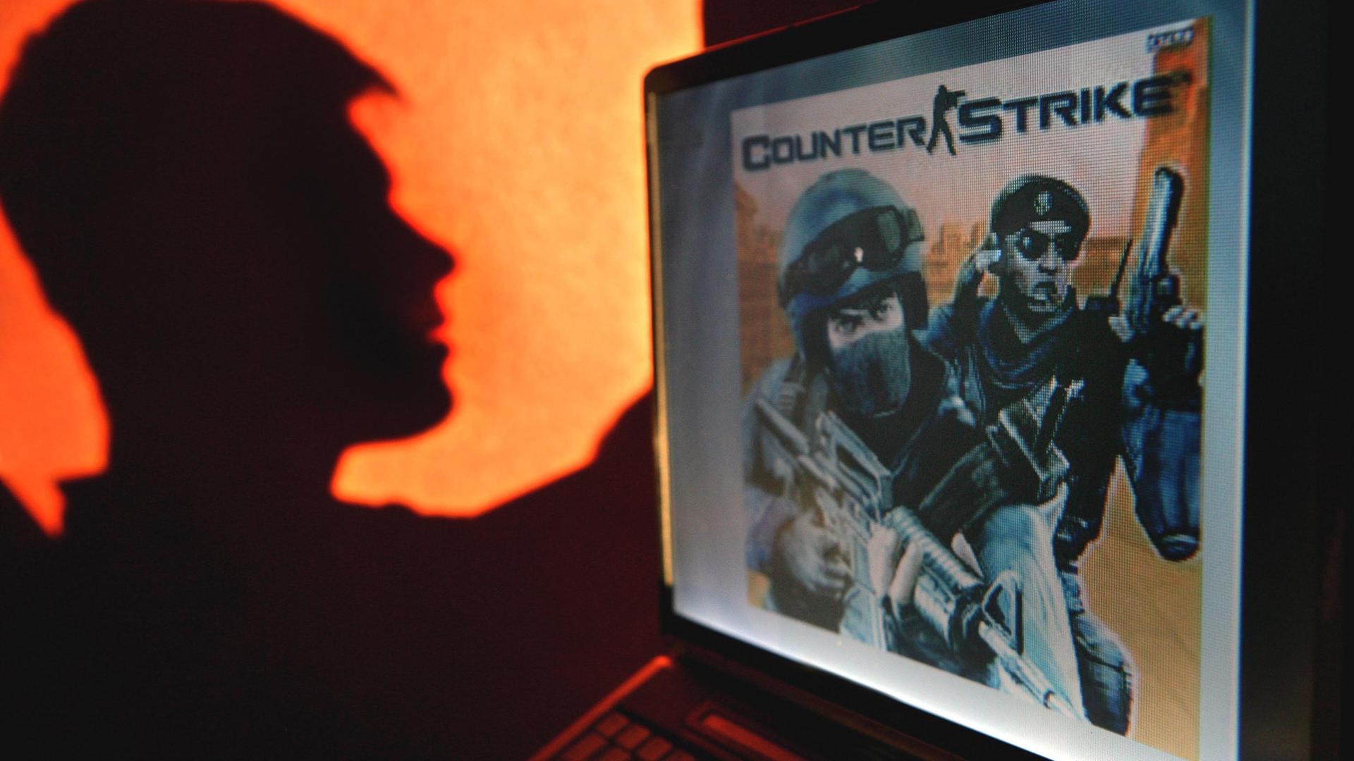 Symbolbild: Nur als Schatten an einer Wand ist ein Teenager in einer Wohnung in Frankfurt (Oder) zu sehen, der das umstrittene Computer-Spiel "Counter Strike" auf seinem Laptop spielt
