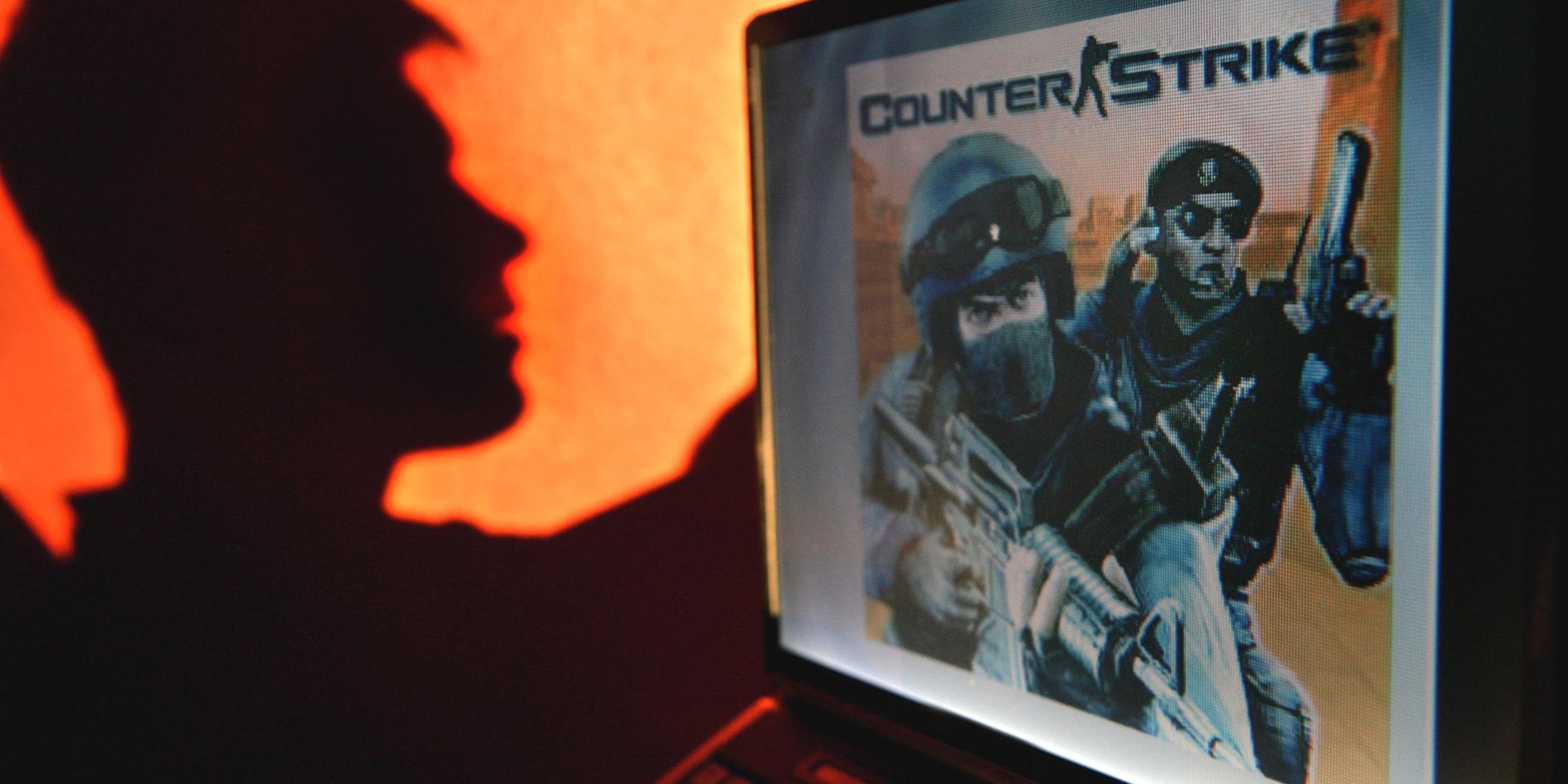 Symbolbild: Nur als Schatten an einer Wand ist ein Teenager in einer Wohnung in Frankfurt (Oder) zu sehen, der das umstrittene Computer-Spiel "Counter Strike" auf seinem Laptop spielt
