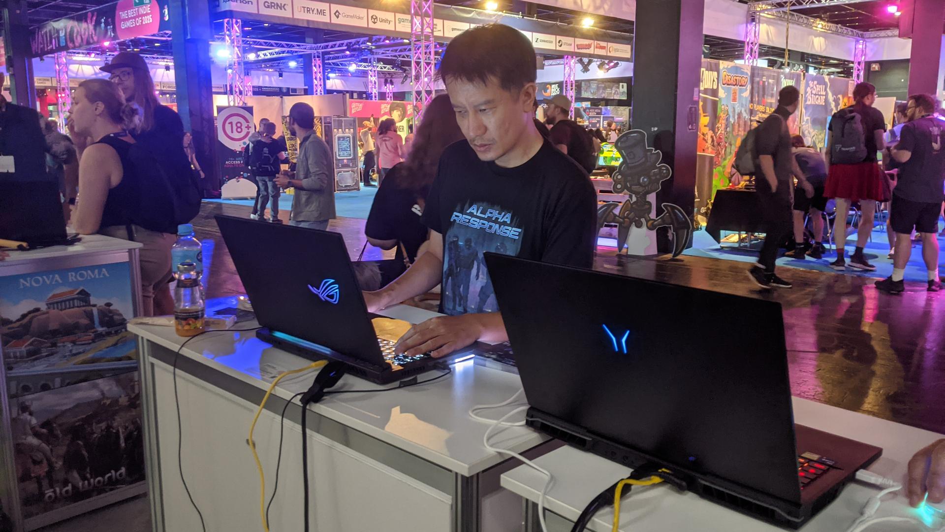 Minh Le bewirbt auf der Spielemesse Gamescom sein neuestes Spiel "Alpha Response".