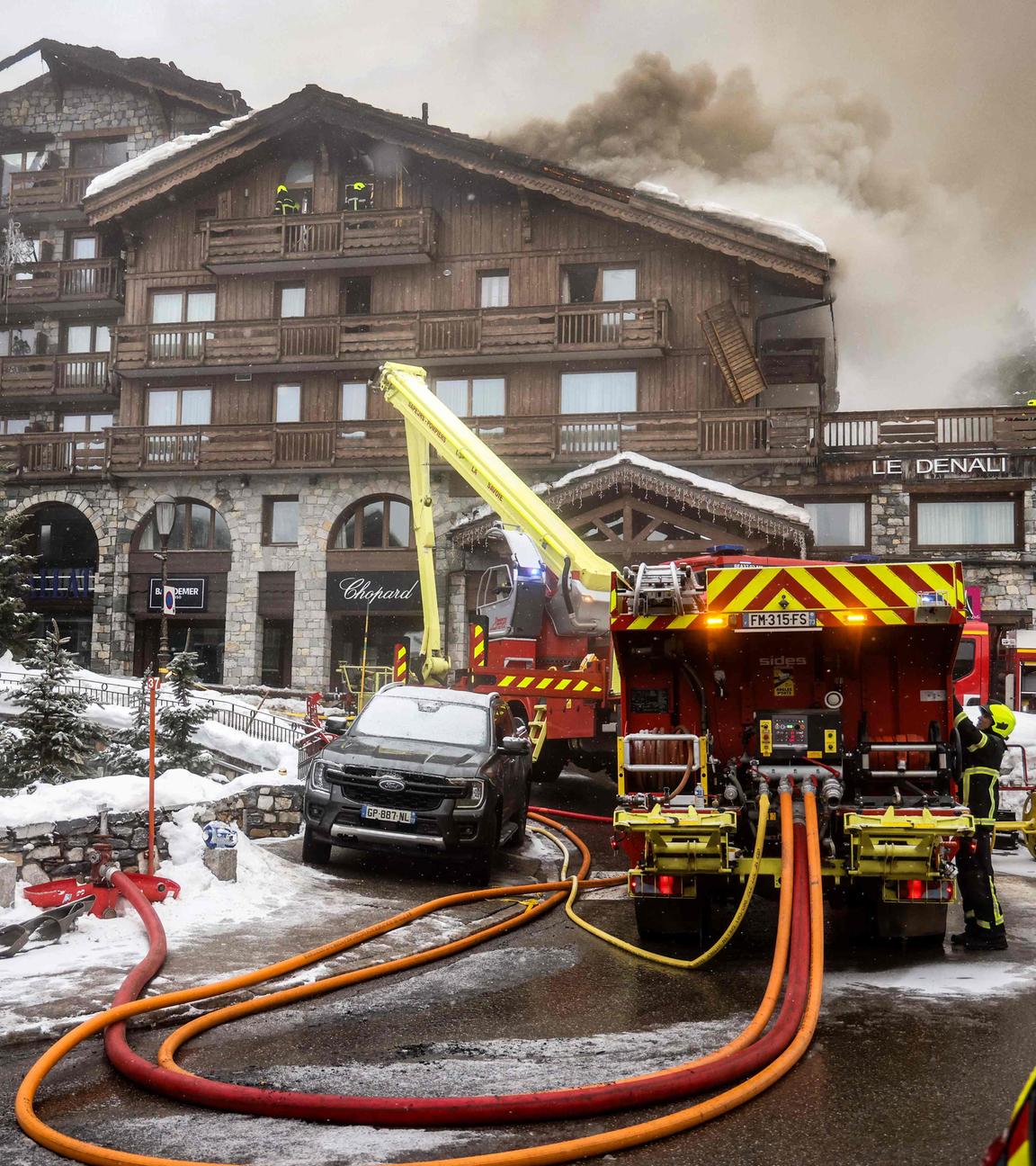 Der Luxus-Skiort Courchevel nach einem Brank. Rettungskräfte und ein Feuerwehrfahrzeug