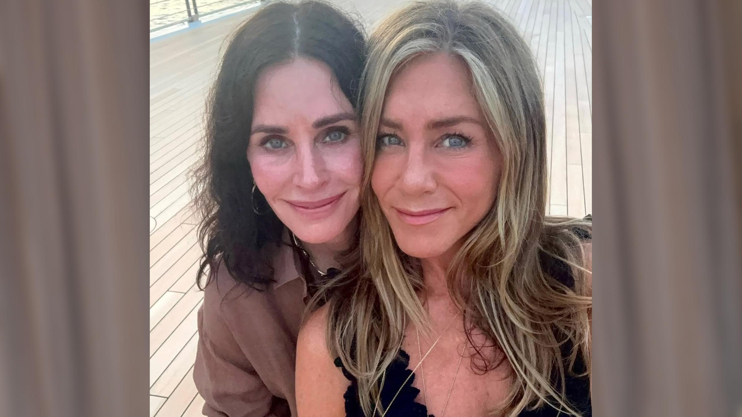 Ein Selfie von Courteney Cox und Jennifer Aniston