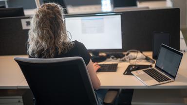 Hessen, Gelnhausen: Eine Frau arbeitet im Coworking Space Kinzig Valley.