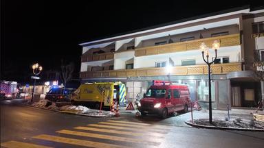 Rettungskräfte sind in der Nähe des Bereichs zu sehen, in dem in der Bar und Lounge Le Constellation nach einer Explosion in den frühen Morgenstunden der Silvesternacht ein Feuer ausgebrochen ist.