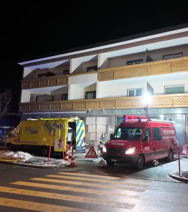 Rettungskräfte sind in der Nähe des Bereichs zu sehen, in dem in der Bar und Lounge Le Constellation nach einer Explosion in den frühen Morgenstunden der Silvesternacht ein Feuer ausgebrochen ist.