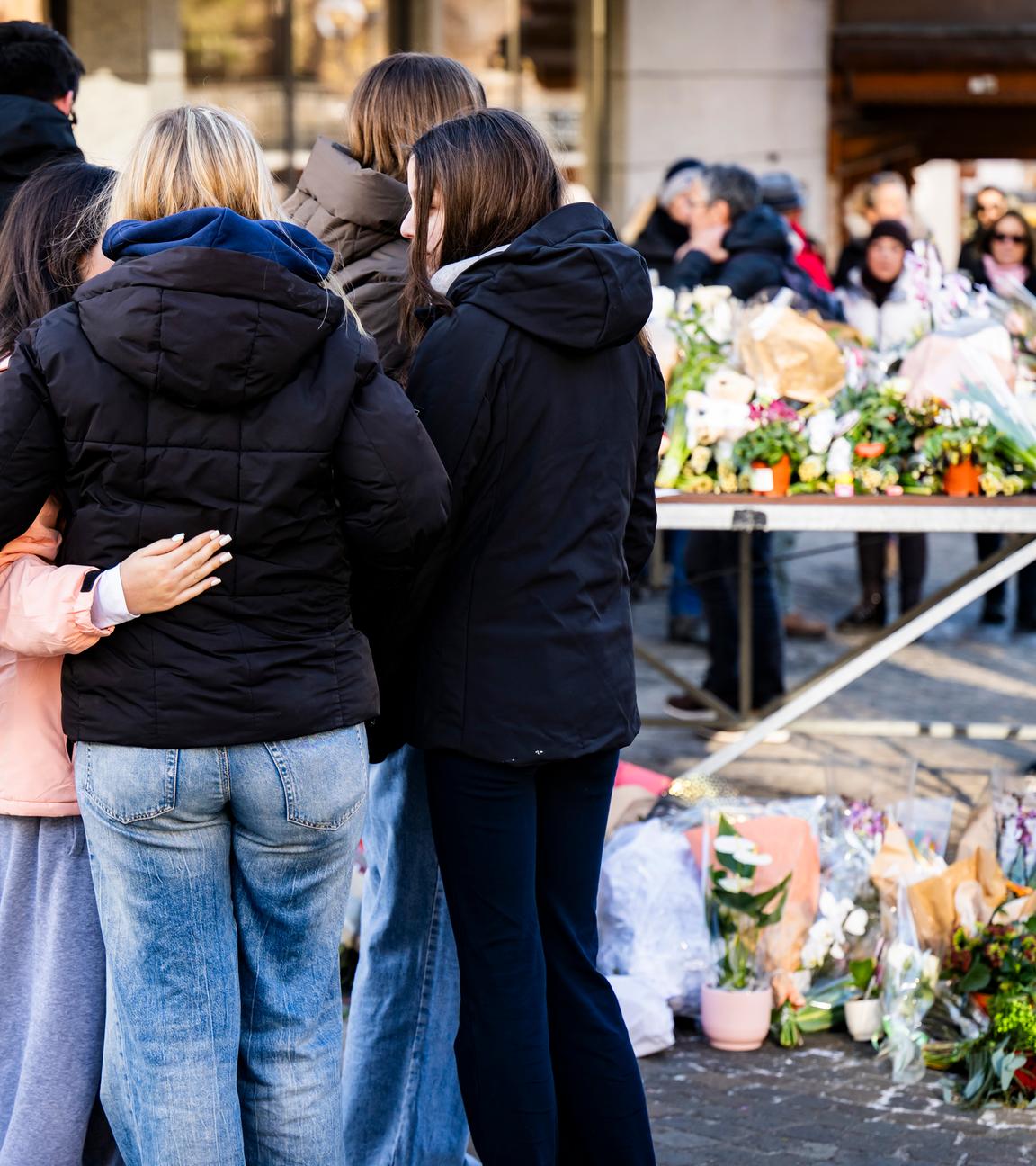 Menschen erweisen den Opfern der Silvesterfeier in Crans-Montana, Schweiz, mit Blumen die letzte Ehre.
