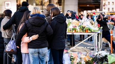 Menschen erweisen den Opfern der Silvesterfeier in Crans-Montana, Schweiz, mit Blumen die letzte Ehre.