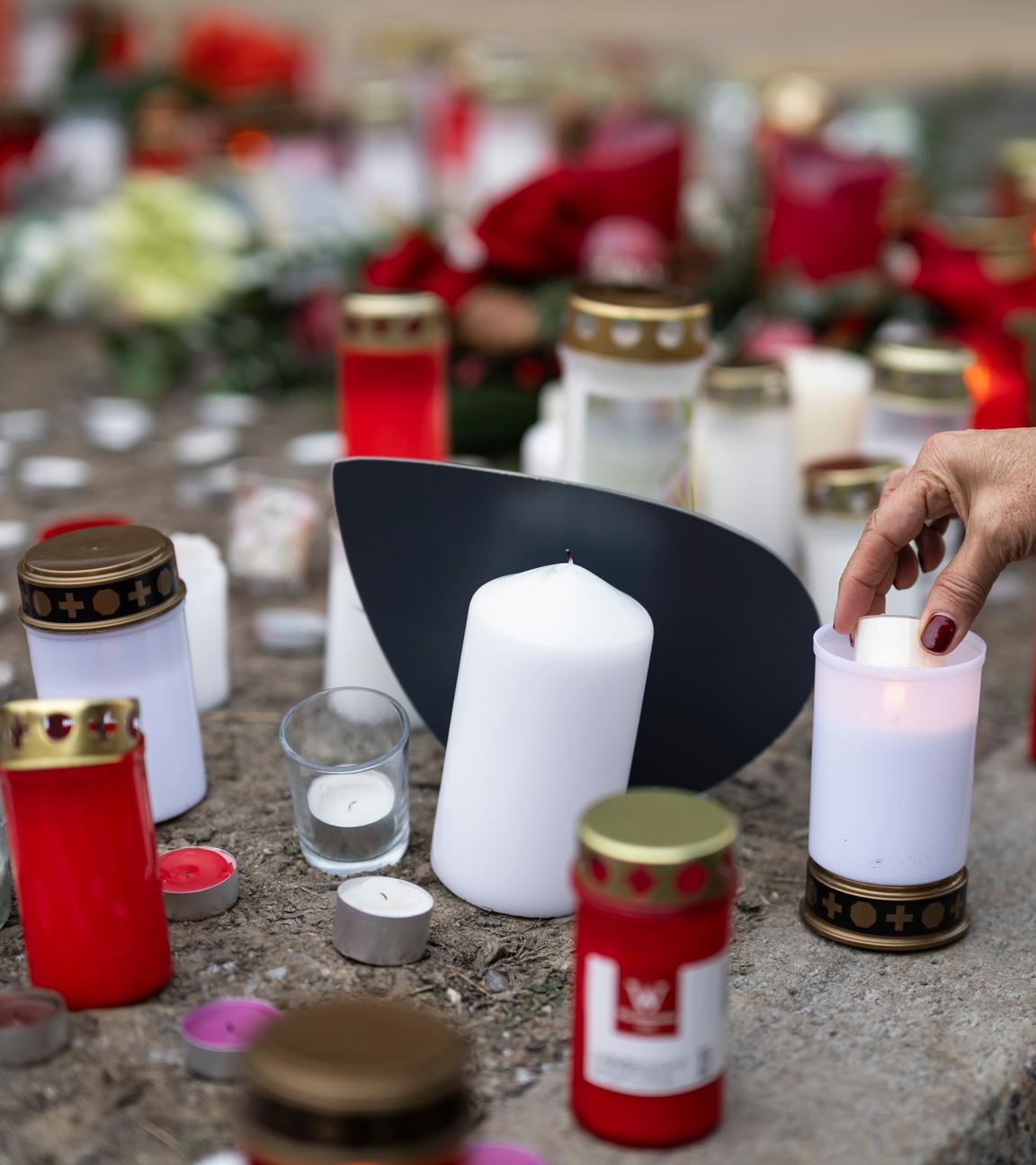 Menschen erweisen den Opfern mit Kerzen in der Nähe des Ortes die Ehre, an dem während der Silvesterfeierlichkeiten in der Bar und Lounge «Le Constellation» ein Feuer aus unbekannter Ursache ausbrach, bei dem es Tote und Verletzte gab.