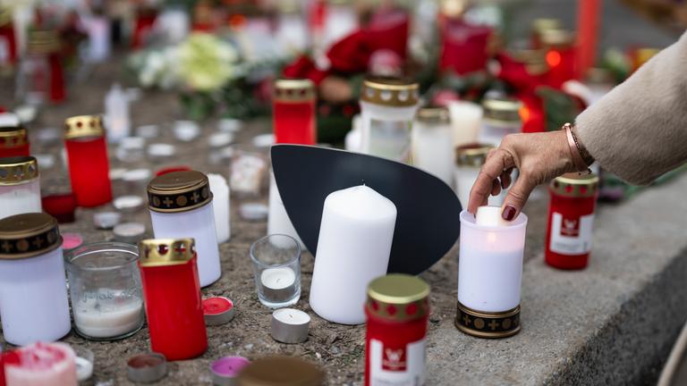 Menschen erweisen den Opfern mit Kerzen in der Nähe des Ortes die Ehre, an dem während der Silvesterfeierlichkeiten in der Bar und Lounge «Le Constellation» ein Feuer aus unbekannter Ursache ausbrach, bei dem es Tote und Verletzte gab.