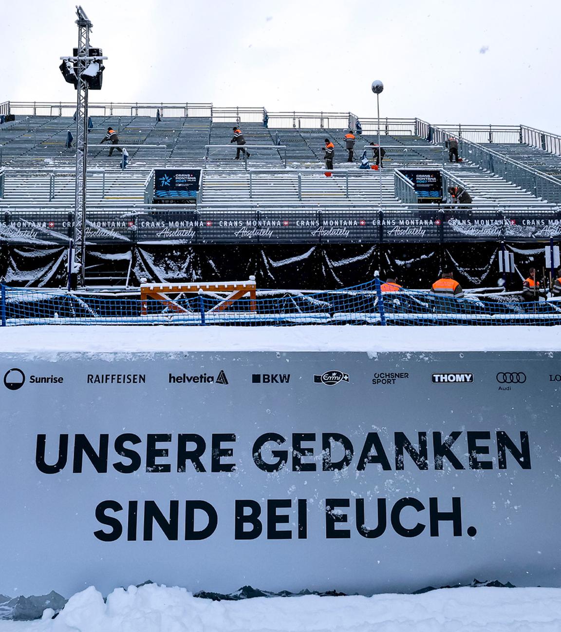 Ein Banner mit der Aufschrift "In Gedanken bei euch" während des Audi FIS Ski World Cup 2025-26 in Crans Montana, Schweiz.