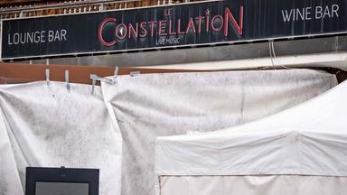 Der mit Vorhängen bedeckte Eingang der Bar Le Constellation in Crans-Montana, Schweiz.
