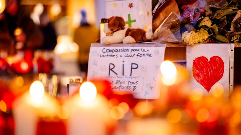 Kerzen und Blumen für die Todesopfer der Brandkatstrophe von Crans-Montana.