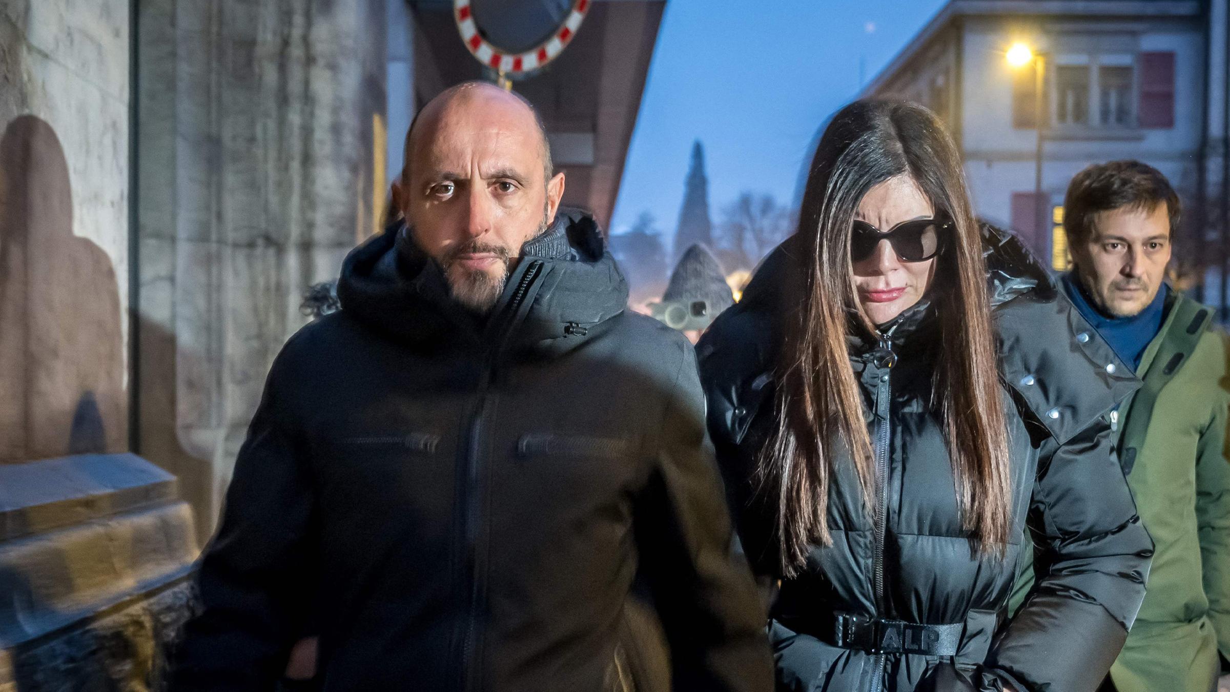 Die Inhaber der Bar Le Constellation, Jacques Moretti (l.) und Jessica Moretti (M.), treffen am 9. Januar 2026 zur Anhörung beim Staatsanwalt.