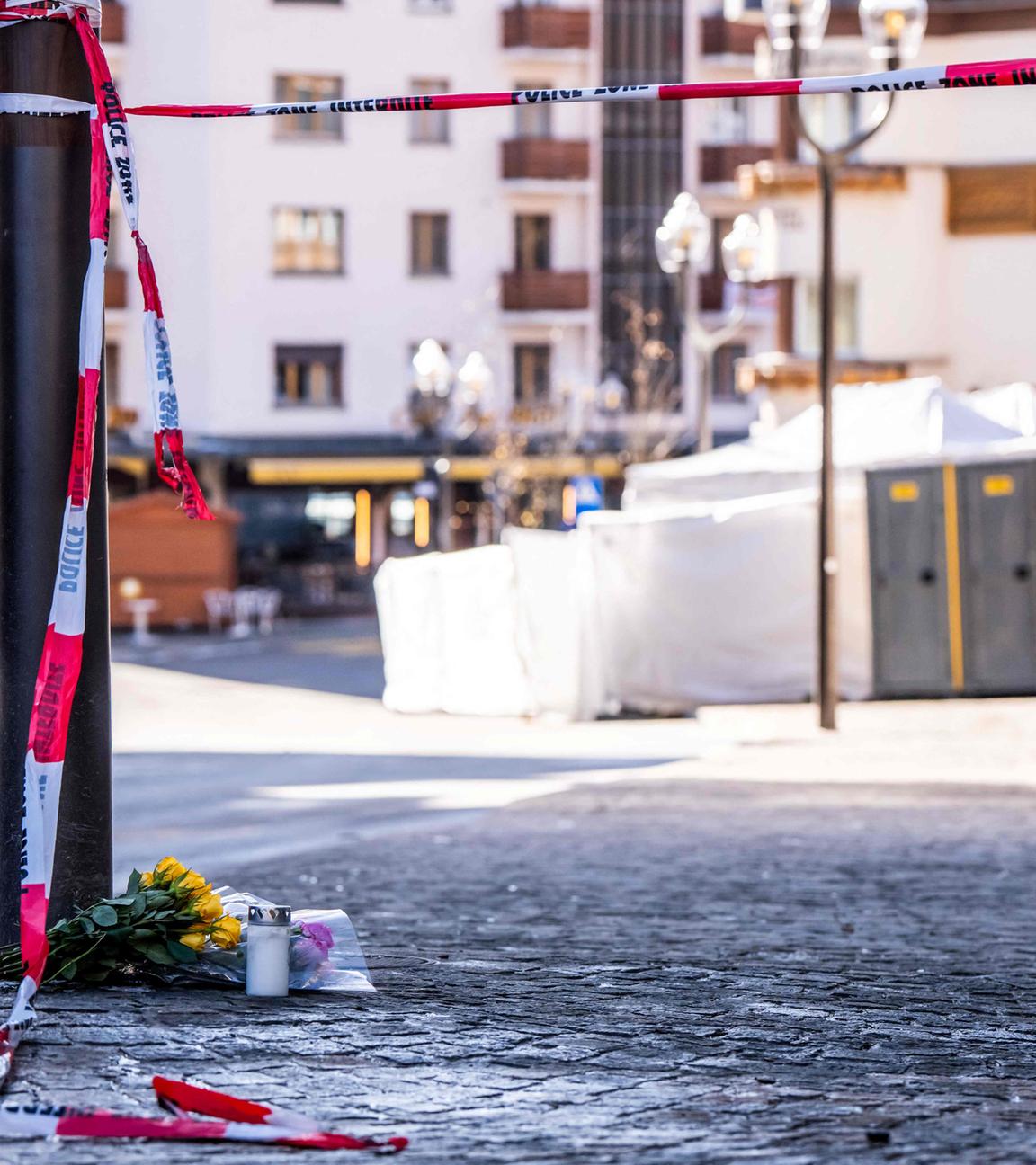 Ein Foto vom 01.01.2026 zeigt Blumen und Kerzen, die nach einer Explosion, die den Veranstaltungsort in Crans-Montana während der Silvesterfeierlichkeiten erschütterte, in der Nähe der Bar "Le Constellation" auf den Boden gelegt wurden. 