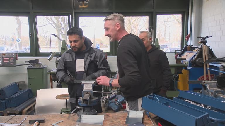 Drei Männer in Werkstatt