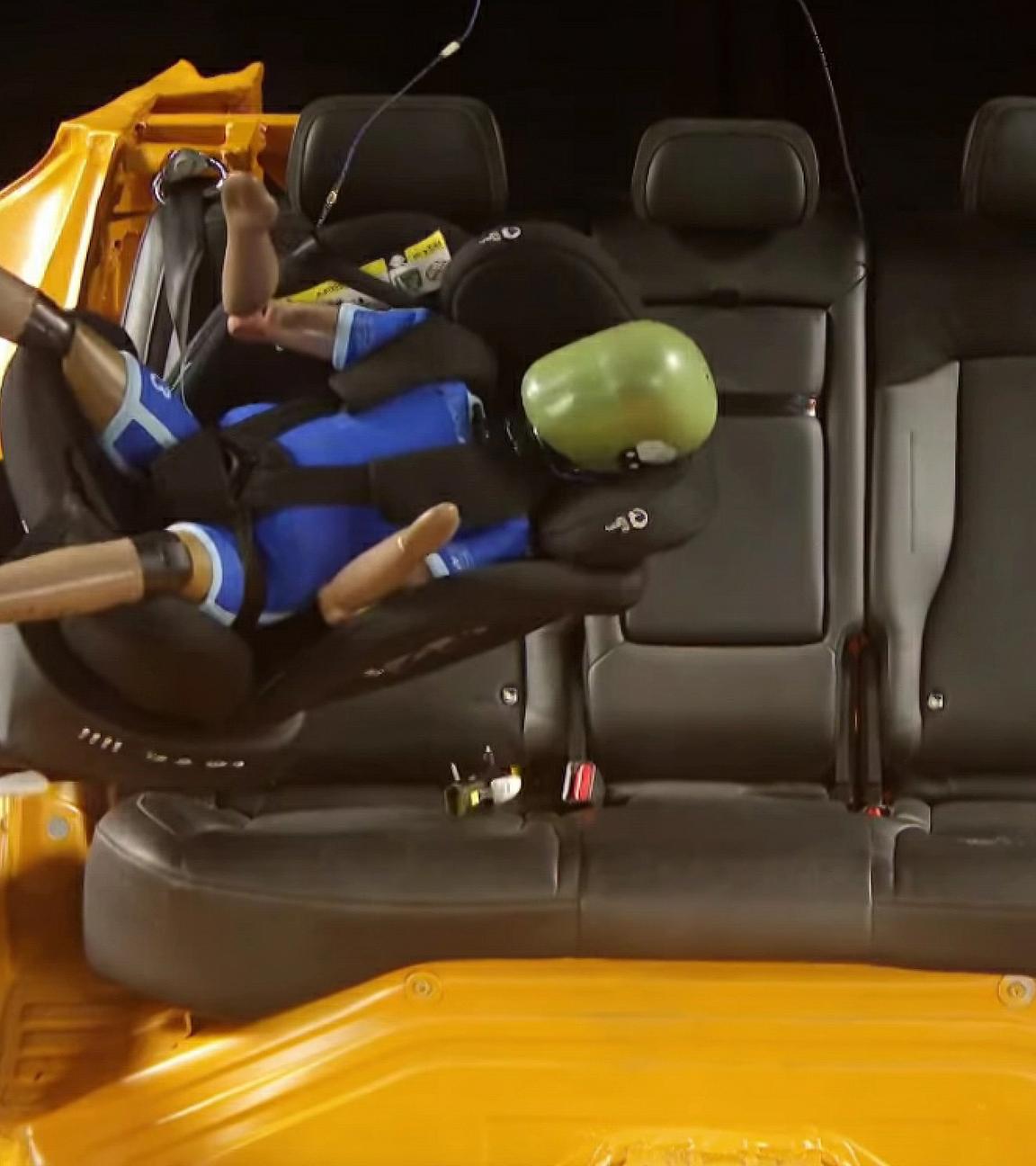 Screenshot aus Video: Crashtest mit Kindersitz