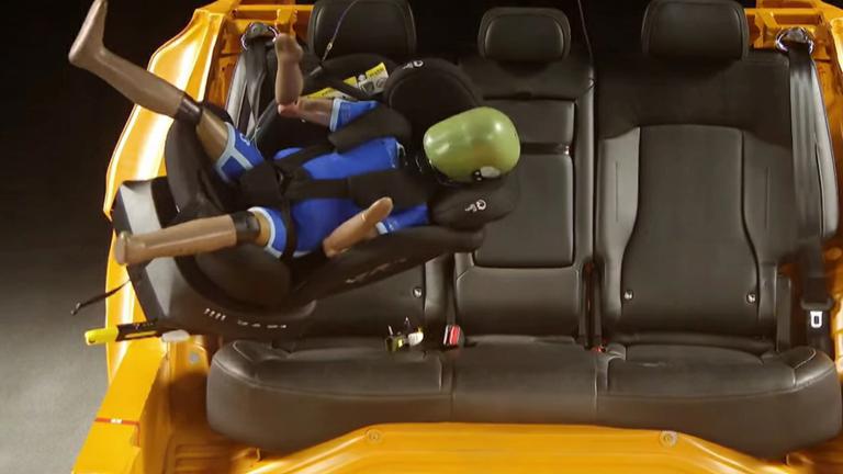 Screenshot aus Video: Crashtest mit Kindersitz