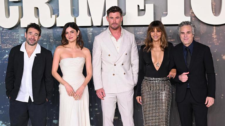 Bart Layton, Monica Barbaro, Chris Hemsworth, Halle Berry und Mark Ruffalo (v.l.) bei der Premiere des Thrillers "Crime 101".