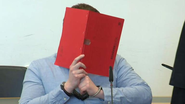 Crimenetwork"-Betreiber Jannis H. vor dem Landegericht Gießen am 18.03.2026