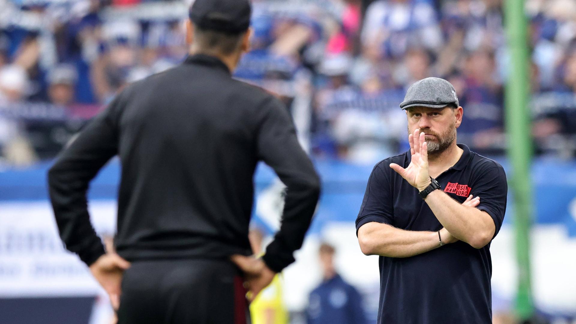 Cristian Fiel ( Trainer 1. FC Nürnberg / FCN ) Steffen Baumgart (Trainer Hamburger SV HSV ) unterhalten sich nach Elfmeterentscheidung