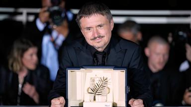 Cristian Mungiu und die vor ihm stehende Goldene Palme.