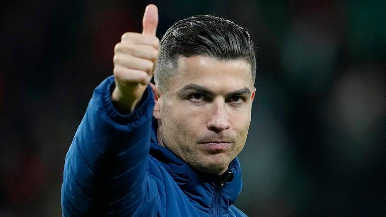 Portugals Cristiano Ronaldo gestikuliert am 23.03.2025 nach dem Sieg der Nations League im Viertelfinale gegen Dänemark.