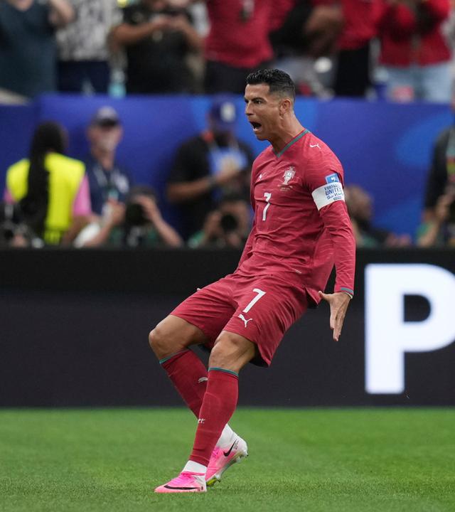Cristiano Ronaldo jubelt nach seinem Treffer zum 1:0 für Portugal gegen Usbekistan.