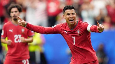 Cristiano Ronaldo jubelt nach dem Treffer von Nuno Mendes im WM-Gruppenspiel gegen Usbekistan.