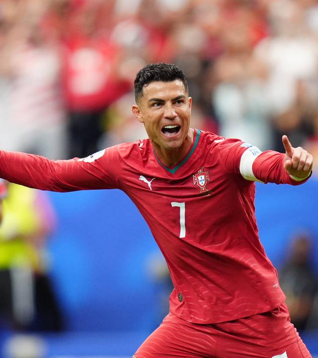 Cristiano Ronaldo jubelt nach dem Treffer von Nuno Mendes im WM-Gruppenspiel gegen Usbekistan.