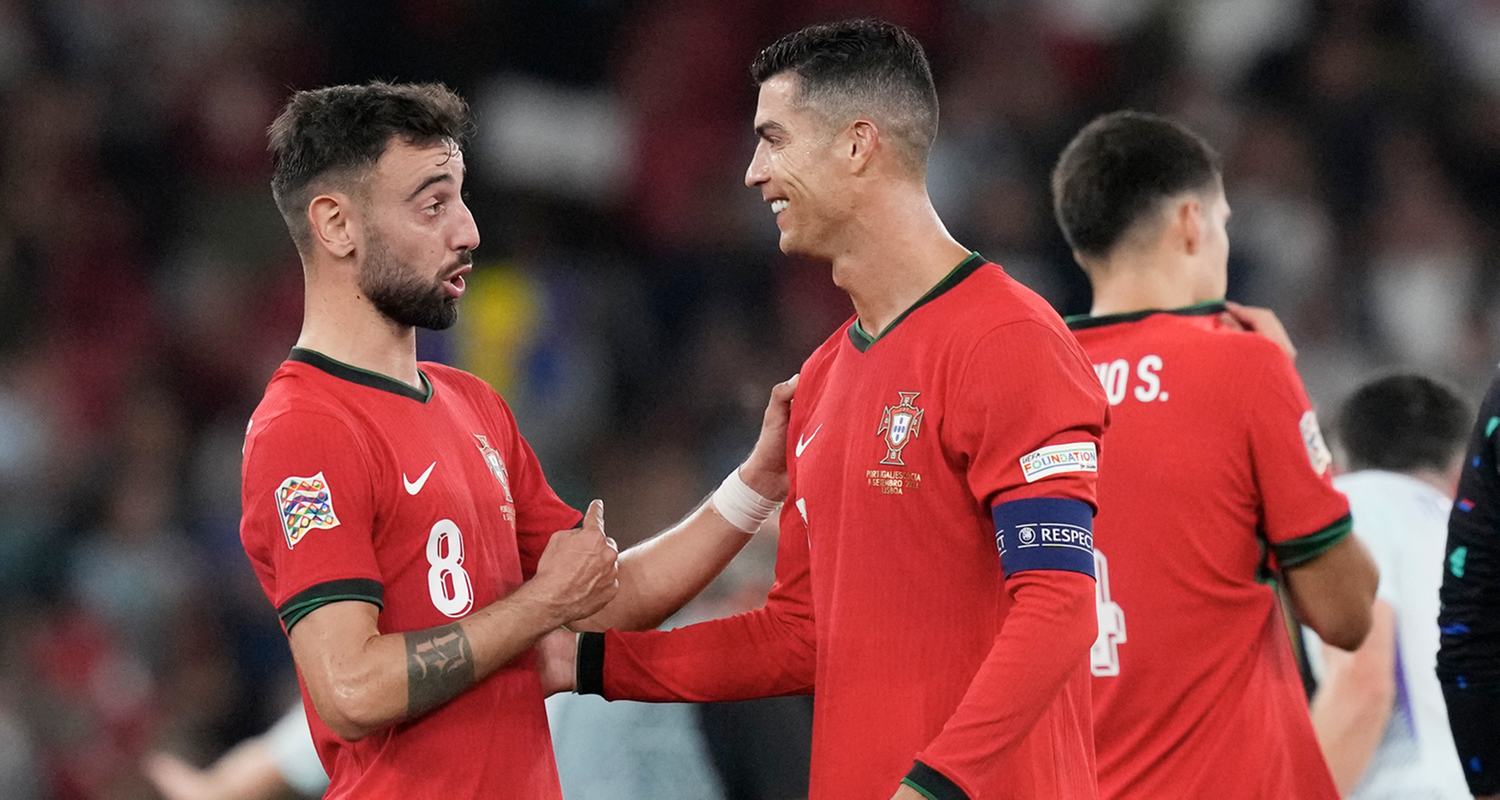 Cristiano Ronaldo auf dem Fußballfeld mit Mannschaftskollege