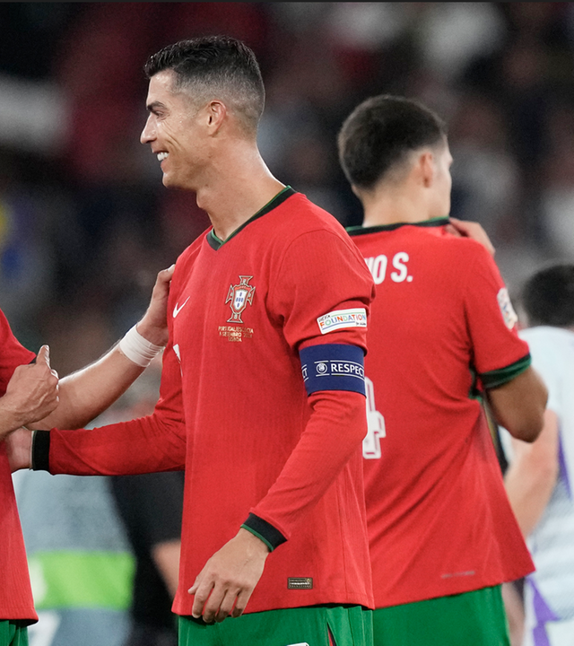 Cristiano Ronaldo auf dem Fußballfeld mit Mannschaftskollege
