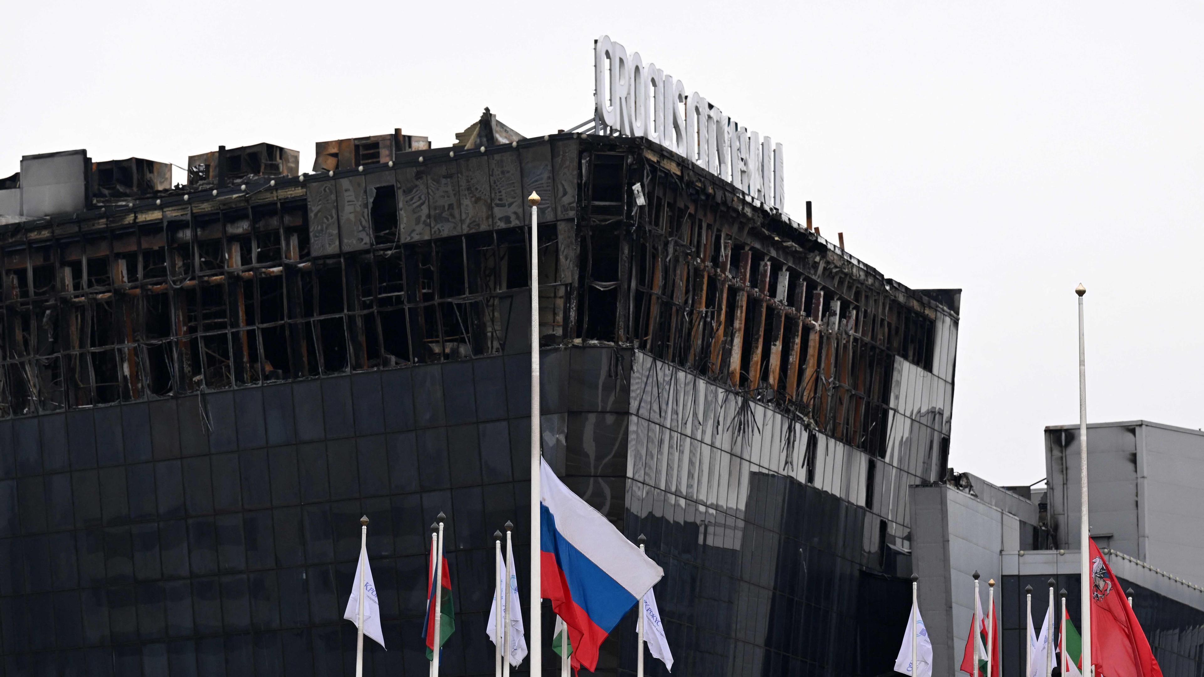 Eine russische Nationalflagge flattert auf Halbmast vor dem Krokus-Rathaus in Moskaus nördlichem Vorort Krasnogorsk am 29.03.2024.