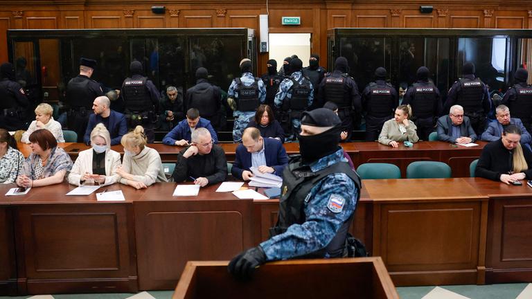 Am 12. März 2026 sitzen Angeklagte des Anschlags auf die Crocus City Hall von 2024, bei dem 149 Menschen getötet wurden, in Glasboxen in einem Moskauer Gerichtssaal und warten auf das Urteil.