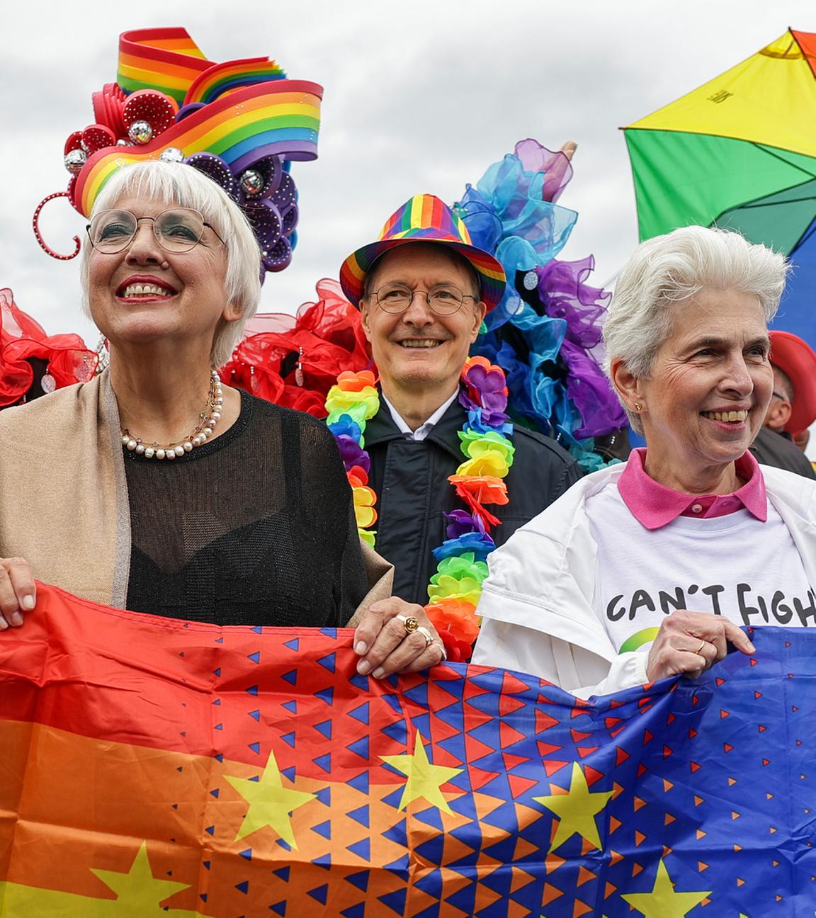 Bürgermeisterin von Köln Henriette Reker (L) frühere Kulturministerin Claudia Roth (2-L) früher Gesundheitsminister Karl Lauterbach (2-R) und Mitglied des Europaparlaments Marie Agnes Strack Zimmermann (R) nehmen am Christopher Streetday am 06.07.2025 teil.