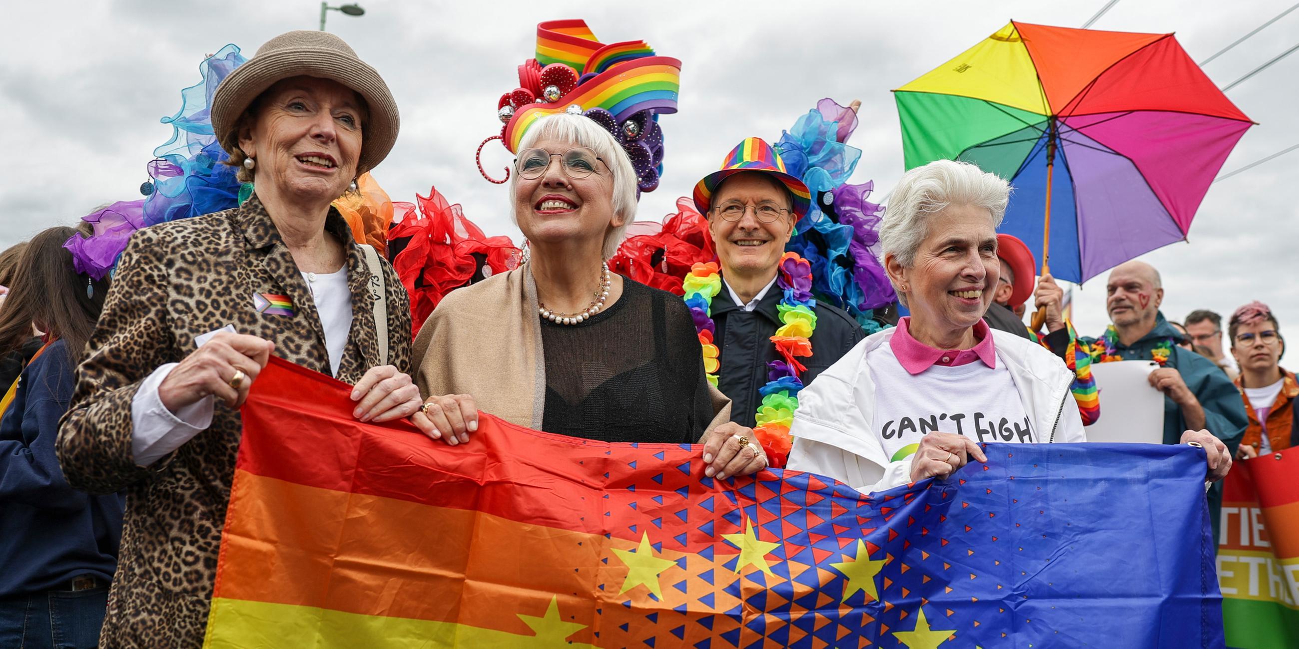 Bürgermeisterin von Köln Henriette Reker (L) frühere Kulturministerin Claudia Roth (2-L) früher Gesundheitsminister Karl Lauterbach (2-R) und Mitglied des Europaparlaments Marie Agnes Strack Zimmermann (R) nehmen am Christopher Streetday am 06.07.2025 teil.