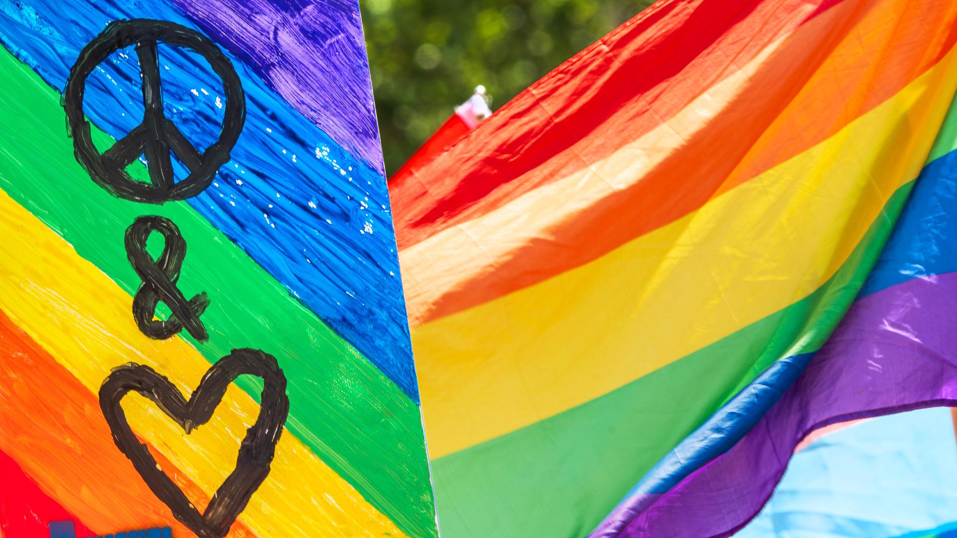 Regenbogenfahnen auf einer Christopher Streetday Parade. 